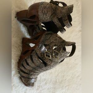 Size: 7 
Color: Black, Beige & Brown 😍